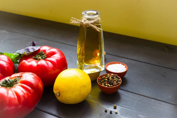 Ripe Tomatoes Olive Oil Basil Garlic Lemon Spices Ingredients Italian — Stock Photo, Image