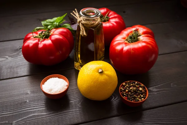 Pomodori Maturi Olio Oliva Basilico Aglio Limone Spezie Ingredienti Della — Foto Stock