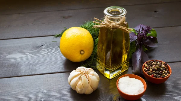 샐러드 올리브 향신료에 드레싱 이탈리아 샐러드의 재료입니다 Foodphoto입니다 — 스톡 사진