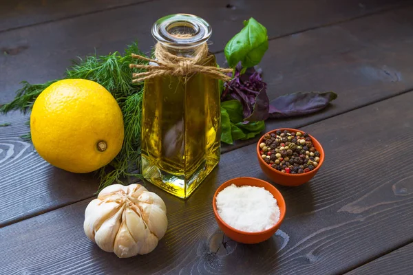 샐러드 올리브 향신료에 드레싱 이탈리아 샐러드의 재료입니다 Foodphoto입니다 — 스톡 사진