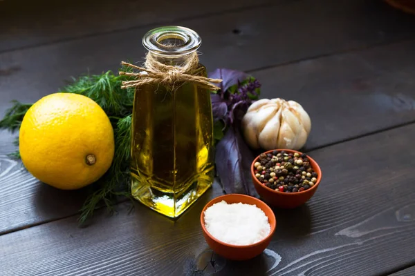 샐러드 올리브 향신료에 드레싱 이탈리아 샐러드의 재료입니다 Foodphoto입니다 — 스톡 사진