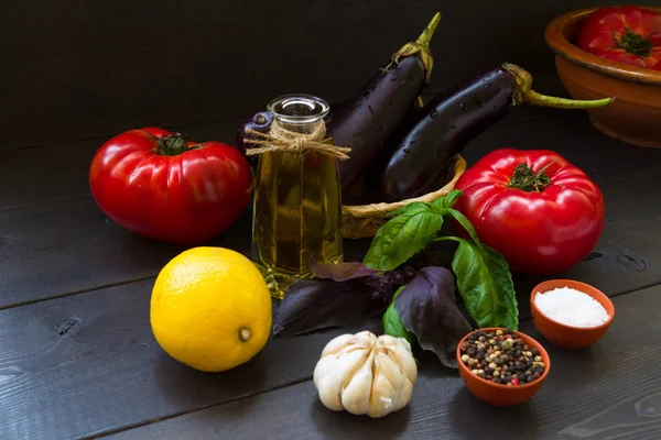 토마토 올리브 그리고 향미료 이탈리아 샐러드의 재료입니다 Foodphoto입니다 — 스톡 사진