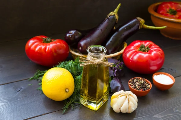 토마토 올리브 그리고 향미료 이탈리아 샐러드의 재료입니다 Foodphoto입니다 — 스톡 사진