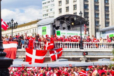 Rusya, Moskova, 26 Haziran 2018 - Danimarka hayranları modacı meydanında bir kalabalık Kremlin ilahi ve şarkı yakın. Danimarka bayrağı. Fifa Dünya Kupası 2018.