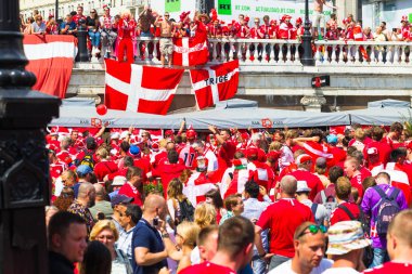 Rusya, Moskova, 26 Haziran 2018 - Danimarka hayranları modacı meydanında bir kalabalık Kremlin ilahi ve şarkı yakın. Danimarka bayrağı. Fifa Dünya Kupası 2018.