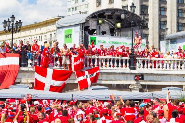 Rusya, Moskova, 26 Haziran 2018 - Danimarka hayranları modacı meydanında bir kalabalık Kremlin ilahi ve şarkı yakın. Danimarka bayrağı. Fifa Dünya Kupası 2018.