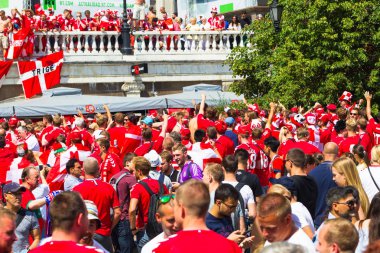 Rusya, Moskova, 26 Haziran 2018 - Danimarka hayranları modacı meydanında bir kalabalık Kremlin ilahi ve şarkı yakın. Danimarka bayrağı. Fifa Dünya Kupası 2018.