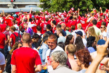Rusya, Moskova, 26 Haziran 2018 - Danimarka hayranları modacı meydanında bir kalabalık Kremlin ilahi ve şarkı yakın. Danimarka bayrağı. Fifa Dünya Kupası 2018.