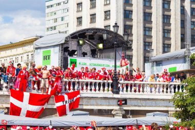 Rusya, Moskova, 26 Haziran 2018 - Danimarka hayranları modacı meydanında bir kalabalık Kremlin ilahi ve şarkı yakın. Danimarka bayrağı. Fifa Dünya Kupası 2018.