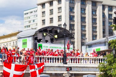 Rusya, Moskova, 26 Haziran 2018 - Danimarka hayranları modacı meydanında bir kalabalık Kremlin ilahi ve şarkı yakın. Danimarka bayrağı. Fifa Dünya Kupası 2018.