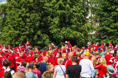 Rusya, Moskova, 26 Haziran 2018 - Danimarka hayranları modacı meydanında bir kalabalık Kremlin ilahi ve şarkı yakın. Danimarka bayrağı. Fifa Dünya Kupası 2018.