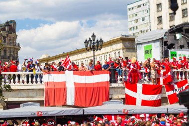Rusya, Moskova, 26 Haziran 2018 - Danimarka hayranları modacı meydanında bir kalabalık Kremlin ilahi ve şarkı yakın. Danimarka bayrağı. Fifa Dünya Kupası 2018.
