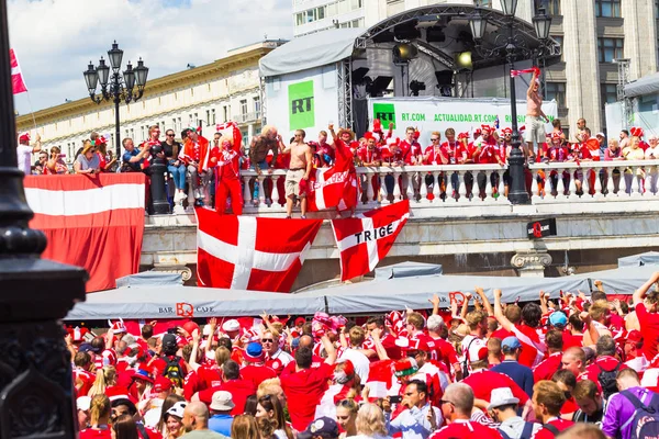 Rusya, Moskova, 26 Haziran 2018 - Danimarka hayranları modacı meydanında bir kalabalık Kremlin ilahi ve şarkı yakın. Danimarka bayrağı. Fifa Dünya Kupası 2018.