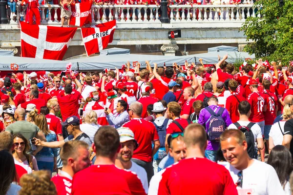 Rusya, Moskova, 26 Haziran 2018 - Danimarka hayranları modacı meydanında bir kalabalık Kremlin ilahi ve şarkı yakın. Danimarka bayrağı. Fifa Dünya Kupası 2018.