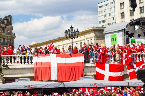 Rusya, Moskova, 26 Haziran 2018 - Danimarka hayranları modacı meydanında bir kalabalık Kremlin ilahi ve şarkı yakın. Danimarka bayrağı. Fifa Dünya Kupası 2018.