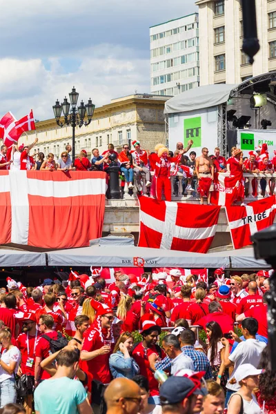 Rusia Moscú Junio 2018 Una Multitud Fanáticos Daneses Plaza Manege — Foto de Stock