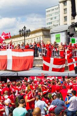 Rusya, Moskova, 26 Haziran 2018 - Danimarka hayranları modacı meydanında bir kalabalık Kremlin ilahi ve şarkı yakın. Danimarka bayrağı. Fifa Dünya Kupası 2018.