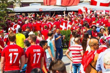 Rusya, Moskova, 26 Haziran 2018 - Danimarka hayranları modacı meydanında bir kalabalık Kremlin ilahi ve şarkı yakın. Danimarka bayrağı. Fifa Dünya Kupası 2018.