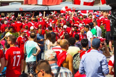Rusya, Moskova, 26 Haziran 2018 - Danimarka hayranları modacı meydanında bir kalabalık Kremlin ilahi ve şarkı yakın. Danimarka bayrağı. Fifa Dünya Kupası 2018.