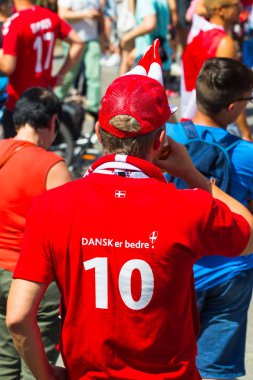 Rusya, Moskova, 26 Haziran 2018 - Danimarka hayranları modacı meydanında bir kalabalık Kremlin ilahi ve şarkı yakın. Danimarka bayrağı. Fifa Dünya Kupası 2018.