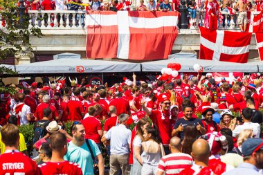 Rusya, Moskova, 26 Haziran 2018 - Danimarka hayranları modacı meydanında bir kalabalık Kremlin ilahi ve şarkı yakın. Danimarka bayrağı. Fifa Dünya Kupası 2018.