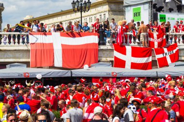 Rusya, Moskova, 26 Haziran 2018 - Danimarka hayranları modacı meydanında bir kalabalık Kremlin ilahi ve şarkı yakın. Danimarka bayrağı. Fifa Dünya Kupası 2018.