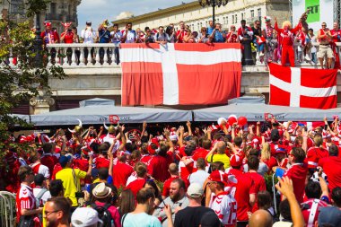 Rusya, Moskova, 26 Haziran 2018 - Danimarka hayranları modacı meydanında bir kalabalık Kremlin ilahi ve şarkı yakın. Danimarka bayrağı. Fifa Dünya Kupası 2018.