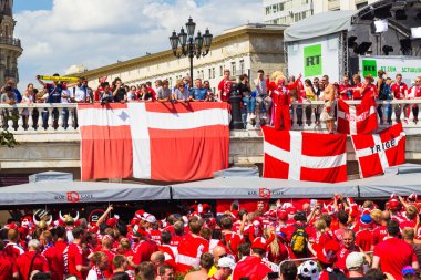 Rusya, Moskova, 26 Haziran 2018 - Danimarka hayranları modacı meydanında bir kalabalık Kremlin ilahi ve şarkı yakın. Danimarka bayrağı. Fifa Dünya Kupası 2018.