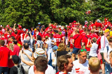 Rusya, Moskova, 26 Haziran 2018 - Danimarka hayranları modacı meydanında bir kalabalık Kremlin ilahi ve şarkı yakın. Danimarka bayrağı. Fifa Dünya Kupası 2018.