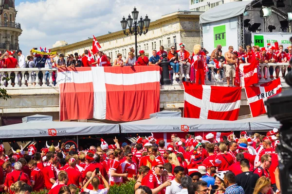Rusya, Moskova, 26 Haziran 2018 - Danimarka hayranları modacı meydanında bir kalabalık Kremlin ilahi ve şarkı yakın. Danimarka bayrağı. Fifa Dünya Kupası 2018.