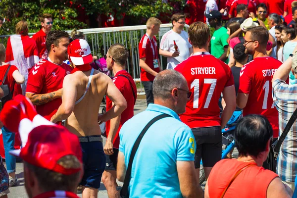 Rusya, Moskova, 26 Haziran 2018 - Danimarka hayranları modacı meydanında bir kalabalık Kremlin ilahi ve şarkı yakın. Danimarka bayrağı. Fifa Dünya Kupası 2018.