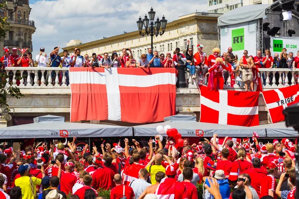 ロシア モスクワ 2018 馬術学校広場でデンマークのファンの群集付近のクレムリンの詠唱や歌を歌う デンマークの旗 Fifa ワールド カップ 2018 — ストック写真