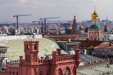 Üst, çatı ve Kremlin güzel bir görünümü ve Rusya'nın başkenti ortasına Moskova'dan. Şehir manzarası. Güzel mimari.
