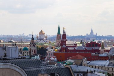 Üst, çatı ve Kremlin güzel bir görünümü ve Rusya'nın başkenti ortasına Moskova'dan. Şehir manzarası. Güzel mimari.