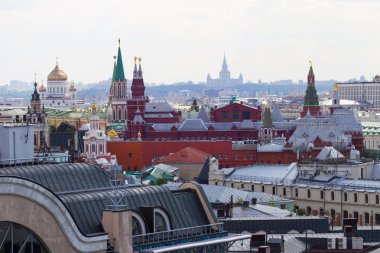 Üst, çatı ve Kremlin güzel bir görünümü ve Rusya'nın başkenti ortasına Moskova'dan. Şehir manzarası. Güzel mimari.