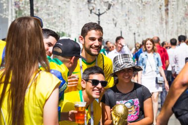 Rusya, Moskova, 26 Haziran 2018 - Nikolskaya Street Brezilyalı hayranları. Dünya Kupası 2018 Moskova'da.