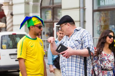 Rusya, Moskova, 21 Haziran 2018 - Nikolskaya Street Brezilyalı hayranları. Dünya Kupası 2018 Moskova'da.