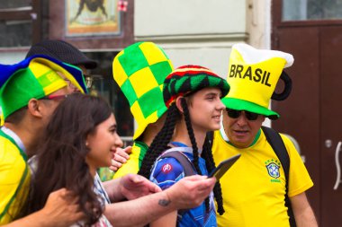 Rusya, Moskova, 21 Haziran 2018 - Nikolskaya Street Brezilyalı hayranları. Dünya Kupası 2018 Moskova'da.