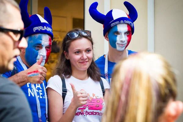Rusya, Moskova, 26 Haziran 2018 - Fransız hayranları Fransa ulusal bayrak boyalı yüzler ile şehrin sokaklarında fotoğraflandı. Dünya Kupası 2018. Kostüm ve şapkalar hayranları.