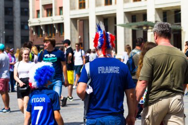 Rusya, Moskova, 26 Haziran 2018 - şehrin sokaklarında taraftarlara Fransız. Manezhnaya Meydanı, Dünya Kupası 20018 Moskova günlerinde.