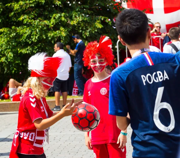 Rusia Moscú Junio 2018 Los Fanáticos Dinamarca Francia Acuñan Pelota — Foto de Stock