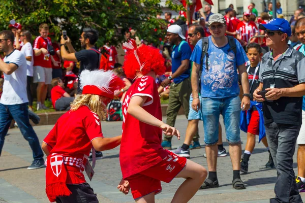 ロシア モスクワ 2018 ファンのデンマークそしてフランスから子供たちはボールをミントします Manezhnaya ワールド カップ モスクワで 20018 — ストック写真