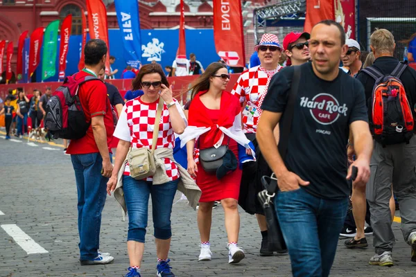 Moscú, Rusia, 21 de junio de 2018 - Los fans de Croacia en la Plaza Roja, w — Foto de Stock