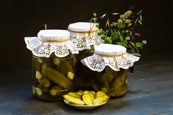 Banks Pickled Pickled Cucumbers Canned Vegetables Harvest Winter Wildflowers Mint — Stock Photo, Image