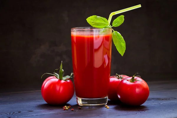 Mogna Röda Tomater Och Ett Glas Tomatjuice Ett Glas Genomskinligt — Stockfoto