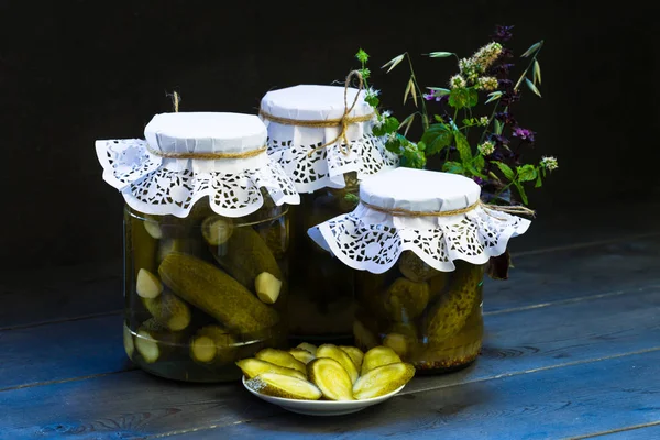 Banks Pickled Pickled Cucumbers Canned Vegetables Harvest Winter Wildflowers Mint — Stock Photo, Image