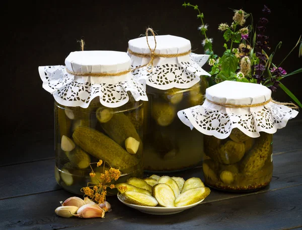 Banks Pickled Pickled Cucumbers Canned Vegetables Harvest Winter Wildflowers Mint — Stock Photo, Image