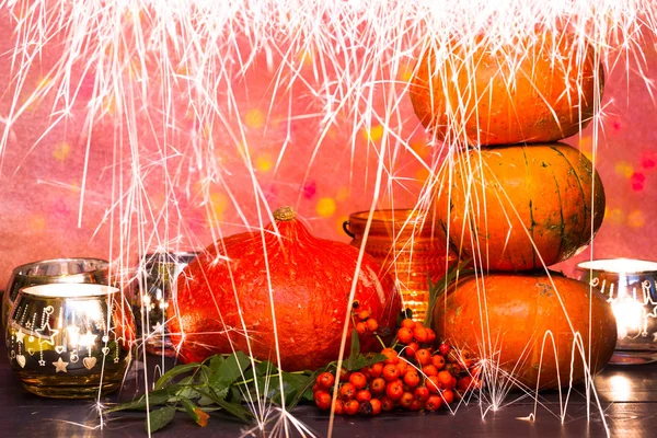 感謝祭とハロウィンのカボチャやキャンドルの組成物 オレンジ色の背景 トーン ライト キャンドル 秋の贈り物 — ストック写真