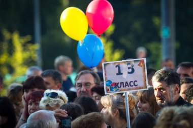 Moskova, Rusya, 1 Eylül 2017 - okul ciddi bir çizgide. Çocuklar ve ebeveynler için ilk çağrı sokakta bekliyor.