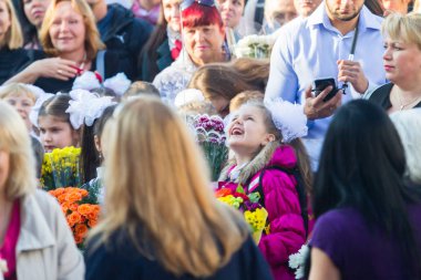 Moskova, Rusya, 1 Eylül 2017 - okul ciddi bir çizgide. Çocuklar ve ebeveynler için ilk çağrı sokakta bekliyor.